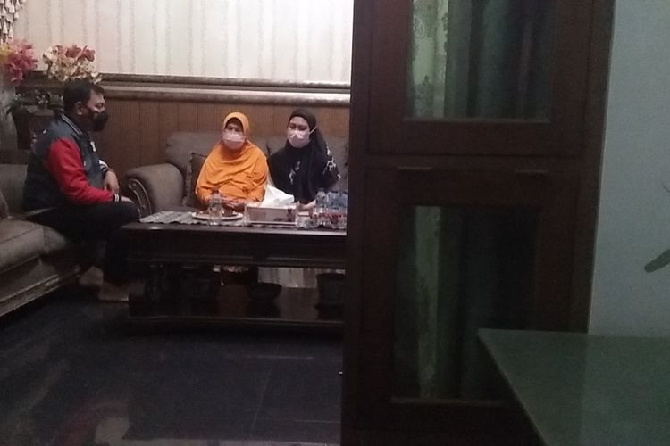 Kabid Humas Polda Lampung Kombes Zahwani Pandra Arsyad mendatangi rumah keluarga Komandan Kapal Selam KRI Nanggala 402 Letkol (P) Heri Oktavian di Bandar Lampung, Sabtu (24/4/2021) malam untuk memberi support kepada keluarga.