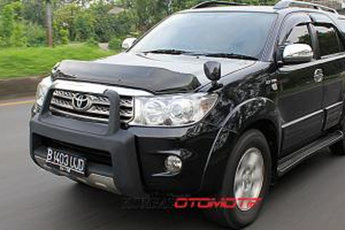 Toyota Fortuner 2.7L 4x4 AT saat dites di jalan bebas hambatan Jakarta - Bandung