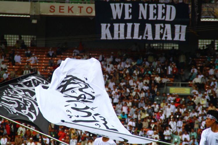 Ribuan umat Islam yang tergabung dalam Hizbut Tahrir Indonesia (HTI) hadir di Muktamar HTI di Gelora Bung Karno Jakarta, Minggu (2/6/2013). HTI mengajak seluruh umat Islam untuk kembali pada Khilafah Islamiah dan menegakkan Syariat Islam.