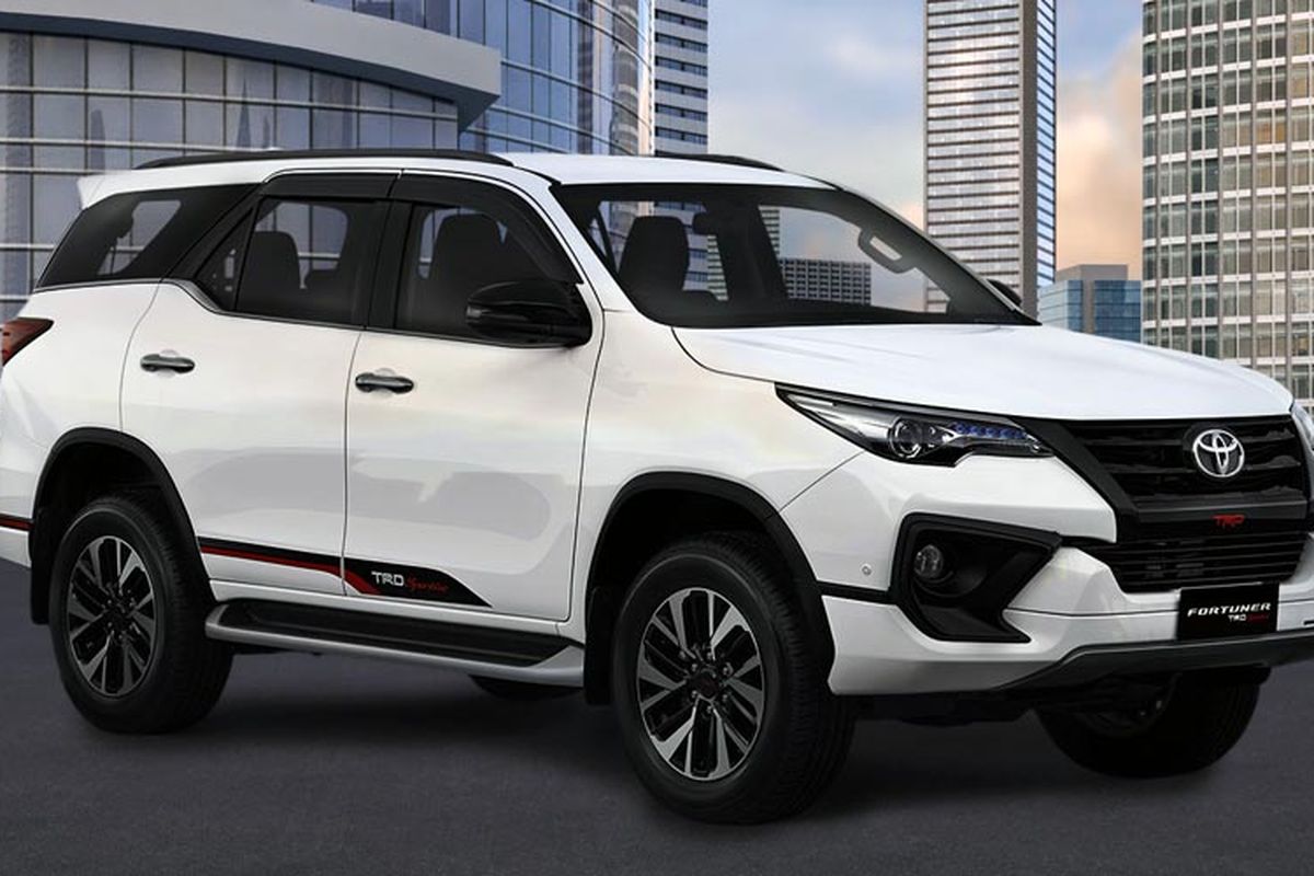 Toyota Fortuner TRD Sportivo meluncur di Gaikindo Indonesia International Auto Show (GIIAS). Kini semua varian Fortuner menggunakan spion lipat otomatis, lampu utama Bi-Beam LED, dan rem cakram di roda belakang. Khusus varian VRZ 4x4 kini dilengkapi downhill assist control