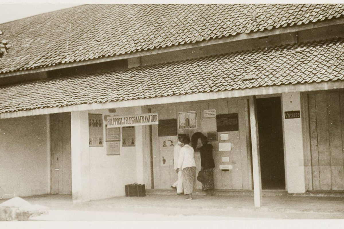 Foto Kantor Pos dan Telegraf Pembantu di Balung, Jember, Jawa Timur yang diambil tahun 1930
