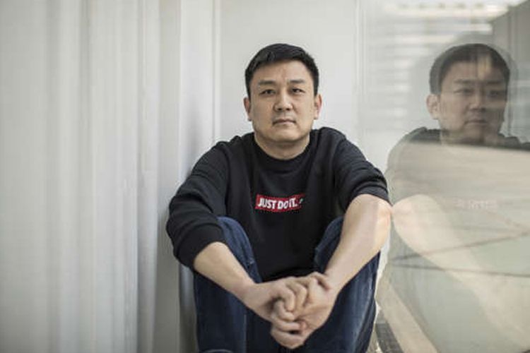 Warga negara AS Daniel Hsu berpose untuk potret di apartemen di Shanghai, China, 13 April 2020. Hsu, seorang warga AS, berjuang selama empat tahun untuk melarikan diri dari China.