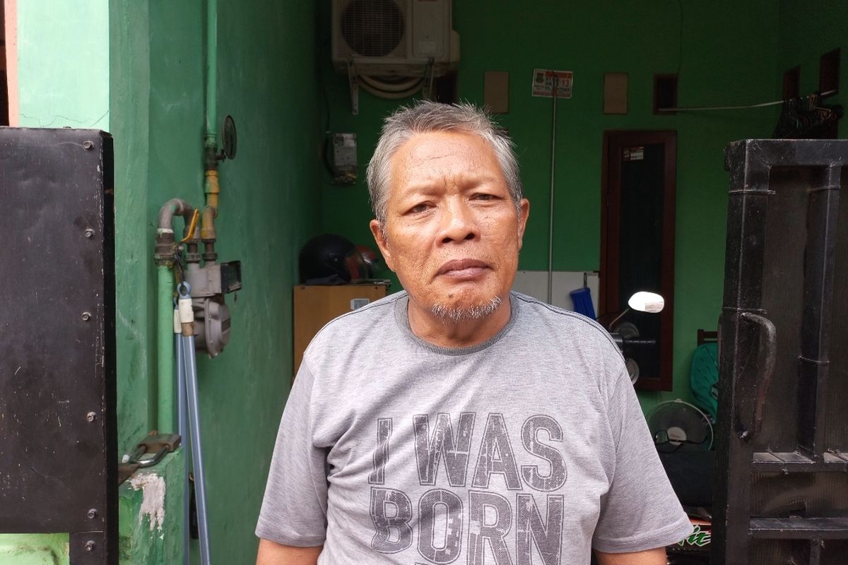 Ketua RT 003 RW 005, Kelapa Dua, Kabupaten Tangerang bernama Supali (61). Saat itu, Supali menjelaskan latar belakang Nirwansyah, pelaku yang membunuh ibu temannya di Jalan Danau Poso I pada Kamis (7/9/2023).