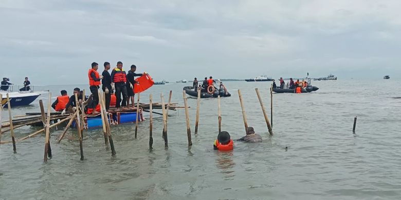 Para personil KKP melakukan proses pembongkaran pagar laut di perairan Tanjung Pasir, Kabupaten Tangerang, Banten dengan cara menarik pagar dengan menggunakan tugboat pada Rabu (22/1/2024). Pembongkaran pagar laut itu dipantau langsung oleh sejumlah pejabat, antara lain Menteri KKP Sakti Wahyu Trenggono, KSAL Laksamana Muhammad Ali dan Ketua Komisi IV DPR RI Titiek Soeharto.