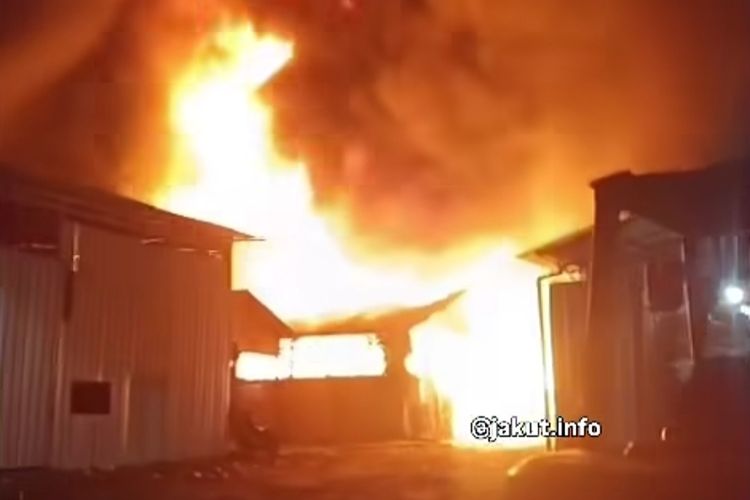 Gudang Oli di Penjaringan Jakut Terbakar, Ada Ledakan di Panel Listrik