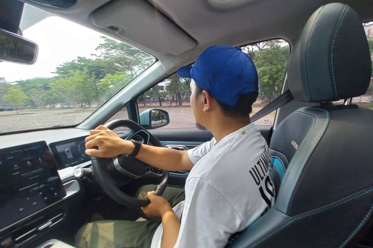 Ilustrasi mengemudi, memutar setir mobil sampai mentok