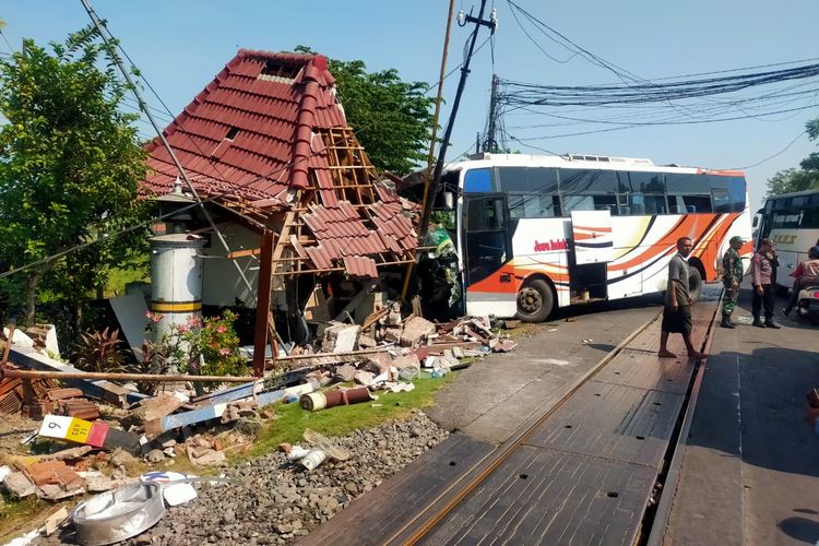 Bus Jawa Indah Transindo menabrak pengendara sepeda motor lalu menerjang pos jalur perlintasan langsung (JPL) di Jalan Mangkrengan, Grati, Pasuruan, Rabu (12/6/2024).