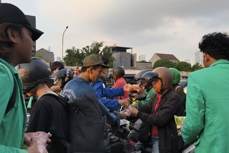 Di Tengah Demo Depan DPR, Mahasiswa Bagikan Roti dan Air Mineral untuk Pengendara