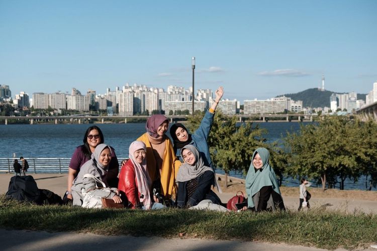 Rombongan tur 2018 Halal Restaurant Week Korea berpose di tepi Sungai Han atau Hangang River. Di pinggir  sungai ini banyak tempat terbuka bagi keluarga dan pasangan berjalan-jalan. Bahkan ada penyewaan tenda bagi keluarga dan pasangan yang ingin berpiknik di tepi sungai ini. Juga ada wisata E-Land Cruise menyusuri sungai ini dengan atraksi memberi makan burung. 