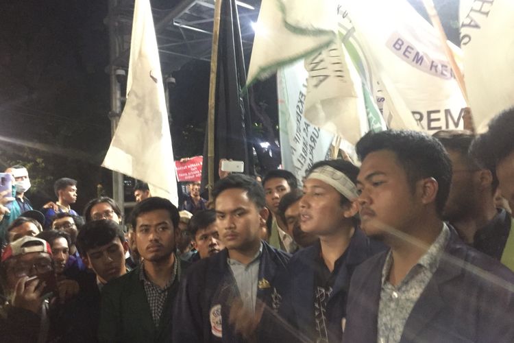 Para anggota BEM SI di Patung Kuda, Jalan Merdeka Barat, Jakarta Pusat, Senin (21/10/2019).