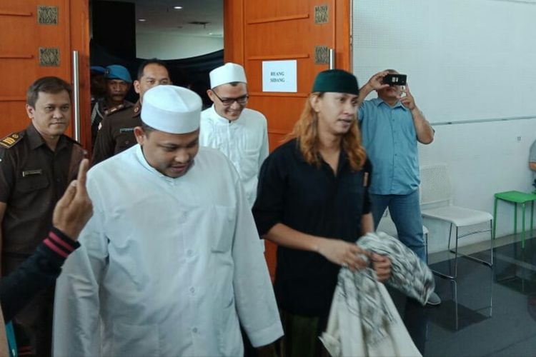 Bahar bin Smith tampak menggunakan kemeja hitam masuk ruang sidang.