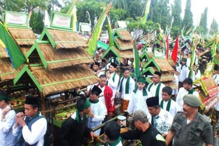 Perhelatan Festival Dongdang yang diadakan tiap tahunnya oleh Pemerintah Kabupaten Bogor ini, diikuti lebih dari 1.000 peserta. Festival Dongdang digelar sebagi bentuk peringatan Maulid Nabi SAW, dan melestarikan budaya. K97-14 
