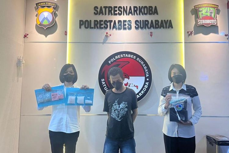 Seorang pengemudi Ojek Online (Ojol) di daerah Simokerto, Surabaya, Jawa Timur, ditangkap polisi karena mengedarkan sabu-sabu dan ekstasi.