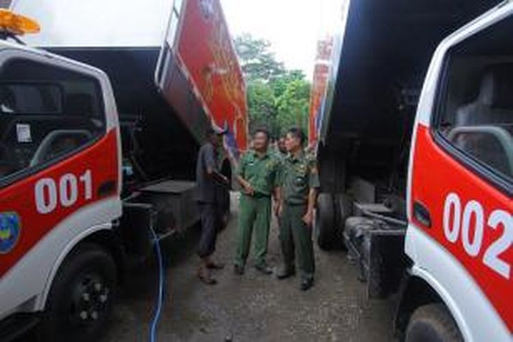 dua unit mobil truk pengangkut sampah yang dialokasikan dari pengalihan dana pembelian mobil dinas wali kota Bengkulu
