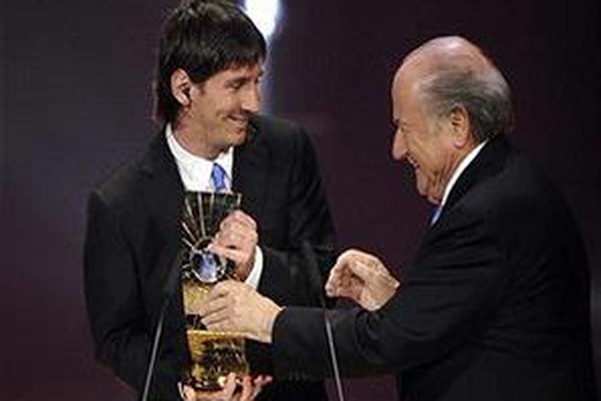 Penyerang Barcelona dan Argentina, Lionel Messi (kiri) menerima penghargaan 