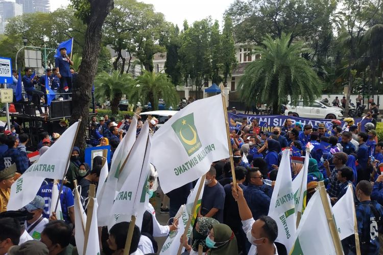 Rombongan masa Partai Prima saat tiba di depan Kantor KPU untuk melakukan pendaftaran calon peserta Pemilu 2024, Senin (1/8/2022) pagi.