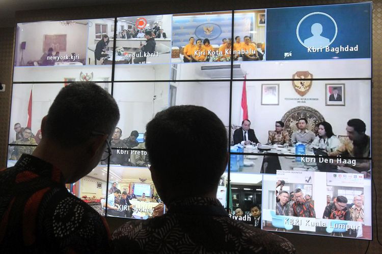 Ilustrasi persiapan pemilu luarnegeri: Video conference pencocokan dan penelitian (coklit) serentak dari ruang operation room di Kantor KPU, Jakarta, Selasa (17/4). KPU menggelar coklit data pemilih Pemilu 2019 secara serentak pada 17 April hingga 17 Mei 2018, baik bagi pemilih di dalam negeri maupun di luar negeri. 