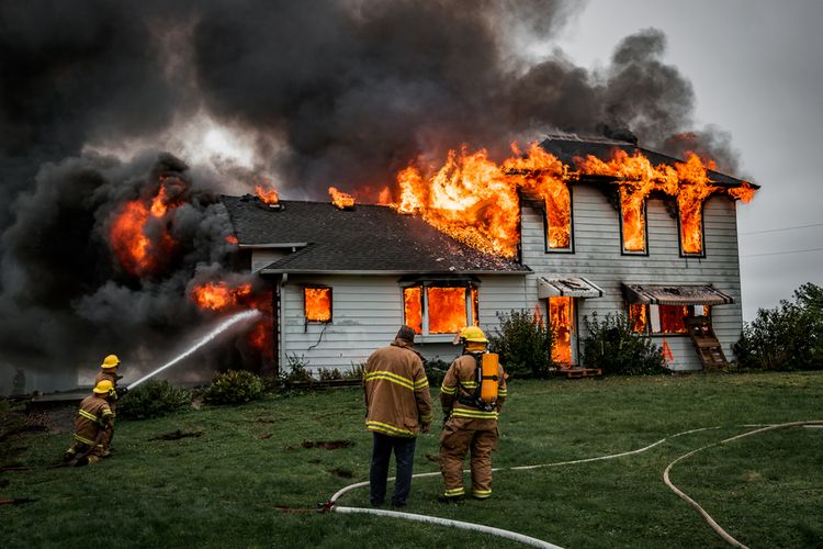 Ilustrasi kebakaran rumah. 