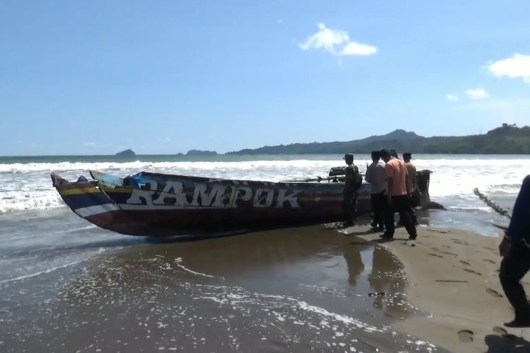 Kapal Motor yang mengalami kecelakaan laut di Kabupaten Tulungagung Jawa Timur, Rabu (20/12/2023) (Slamet Widodo)