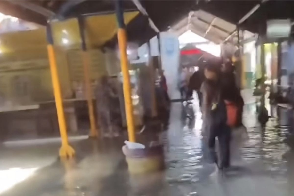 Terminal Purabaya Surabaya terendam banjir