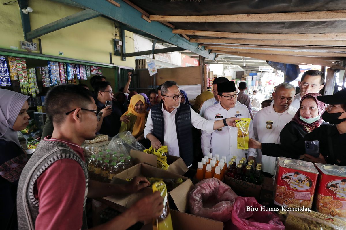 Mendag Zulkifli Hasan mengunjungi Pasar Cendrawasih, Kota Metro, Kamis (13/4/2023).