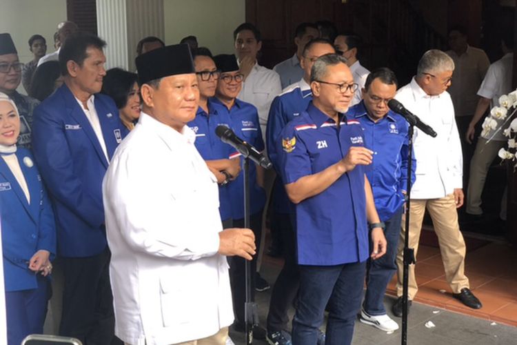 Ketua Umum Partai Gerindra Prabowo Subianto dan Ketua Umum PAN Zulkifli Hasan di Jalan Kertanegara, Jakarta Selatan, Sabtu (8/4/2023). 