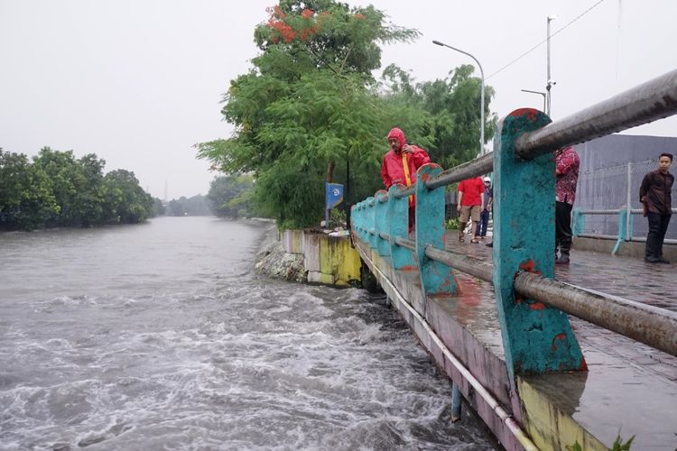 Wakil Wali Kota Surabaya Armuji turut memantau terjadinya banjir di Jalan Panglima Soedirman, Surabaya, Jumat (7/1/2022).