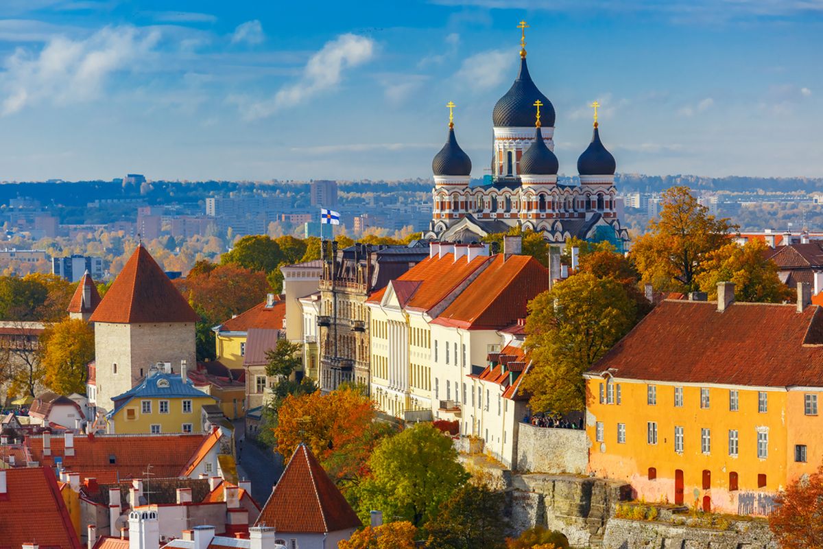 Bukit Toompea dengan kastel dan menara, serta gereja Russian Orthodox Alexander Nevsky Cathedral, dilihat dari menara gereja St. Olaf, Tallinn, Estonia