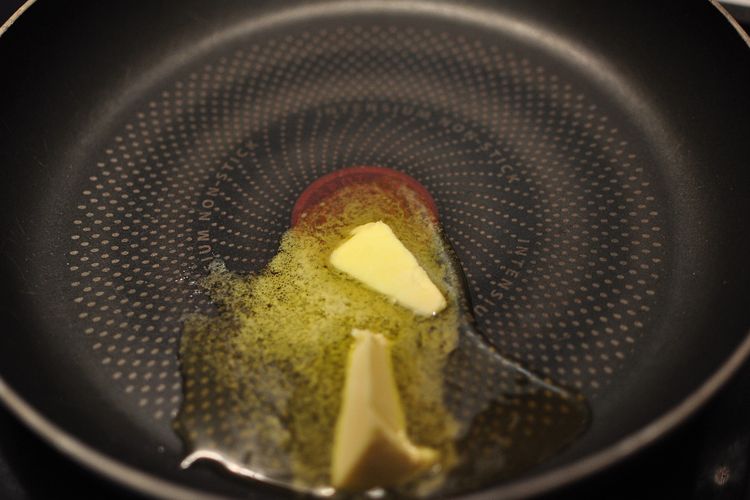 Ilustrasi proses melelehkan butter atau mentega. 