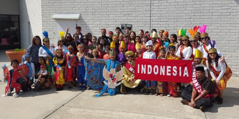 Diaspora Indonesia menampilkan seni dan budaya Nusantara dalam Dragon Parade Lunar New Year Festival di Kota Orlando, Florida, Amerika Serikat, Minggu (14/2/2016). 