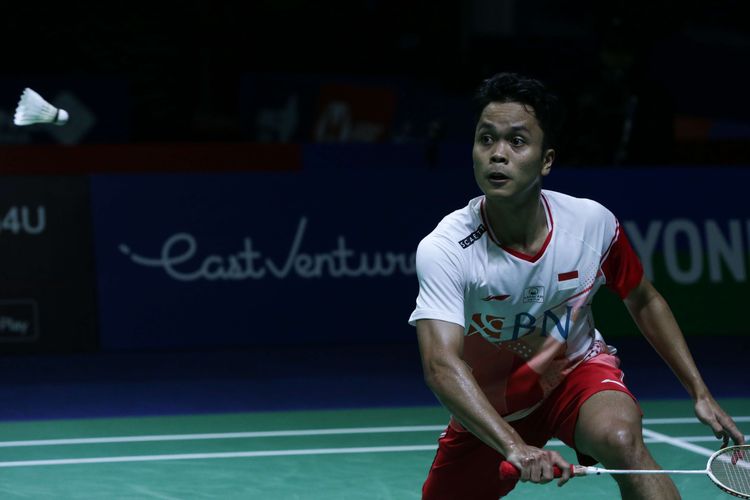 Pemain tunggal putra Indonesia, Anthony Sinisuka Ginting bertanding melawan tunggal putra Denmark, Viktor Axelsen pada babak perempat final Indonesia Open 2022 di Istora Senayan, Jumat (17/6/2022). Langkah Anthony Ginting harus terhenti usai kalah rubber game dengan skor 13-21, 21-19, 9-21.