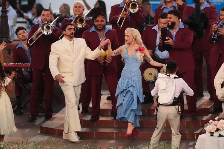 Dua Gaya Ikonik Bad Bunny di Super Bowl Halftime Show 2026