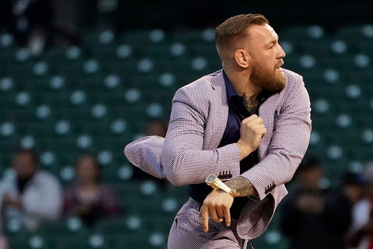 Conor McGregor saat melempar bola di awal pertandingan Chicago Cubs dan Minnesota Twins