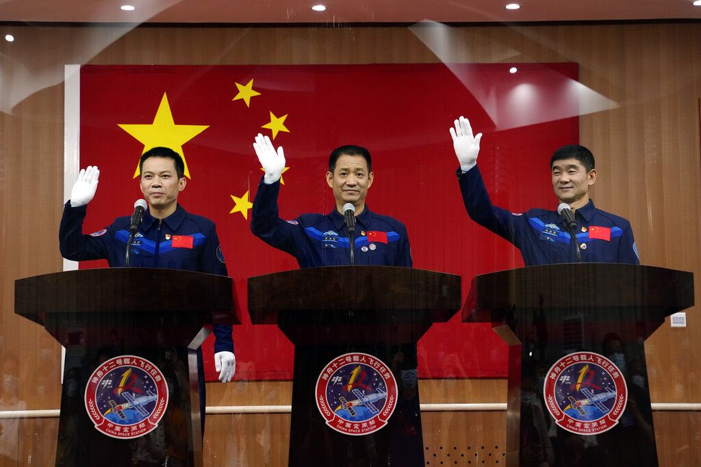 China Luncurkan Shenzhou-12, Kirim 3 Astronot ke Luar Angkasa 