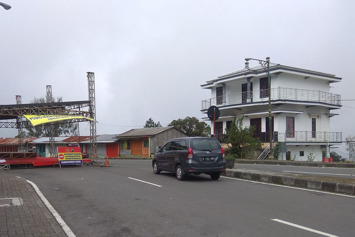 Meski ada larangan mudik, sejumlah kendaraan plat L dan B telihat melintas di jalur alternative Kabupaten Karang Anyar – Cemoro Sewu. Mereka memanfaatkan kelengahan petugas di pos pantau.