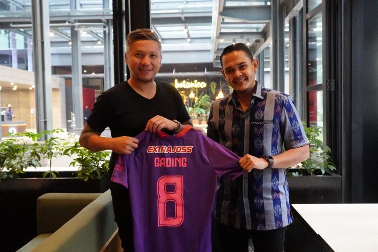 Presiden Klub Persik Kediri, Abdul Hakim Bafagih memberi jersey kepada Gading Marten sebagai Vice President Marketing baru.