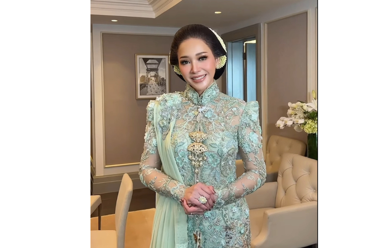 Maia Estianty Kenakan Kebaya Mint dan Sanggul Jawa