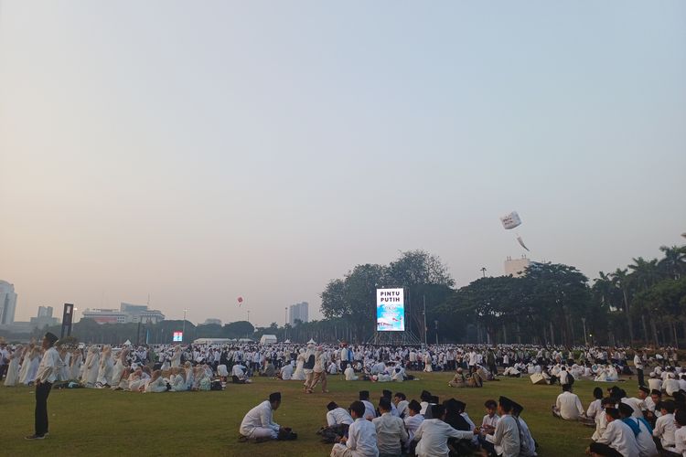 Lautan Putih di Monas Jakpus, Ribuan Warga Hadiri Zikir dan Doa Kebangsaan