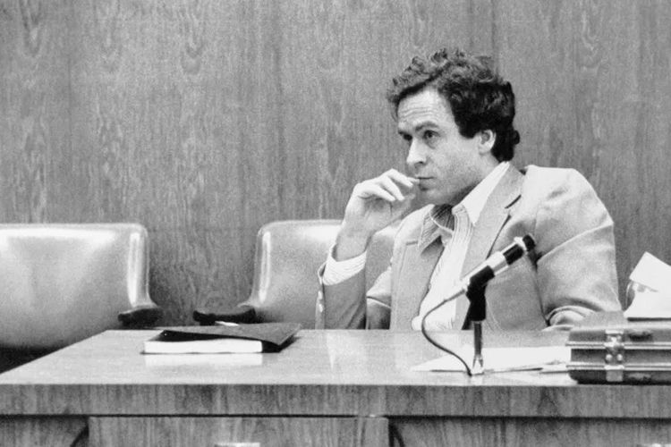 Ted Bundy pembunuh berantai saat di persidangan