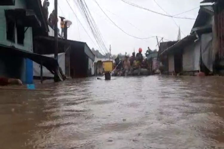 Tim SAR saat mengevakuasi warga yang terjebak banjir di Manado, Sulawesi Utara, Jumat (27/1/2023). Tim SAR memakai perahu karet saat evakuasi para korban terdampak banjir.