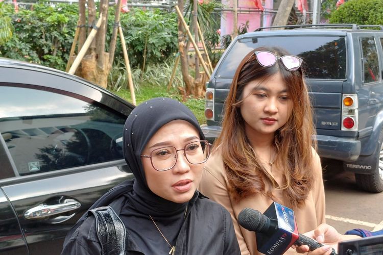 Kuasa hukum korban dugaan pelecehan seksual Miss Universe Indonesia 2023, Mellisa Anggraini (kiri) di Mapolda Metro Jaya, Selasa (29/8/2023).