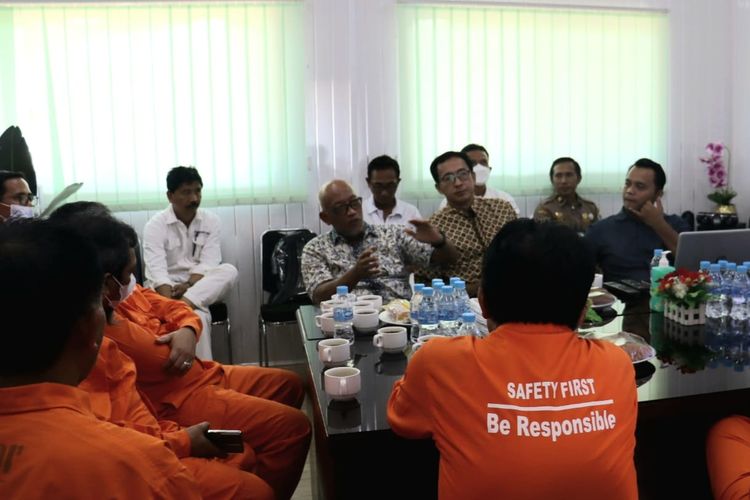 Kepala Badan Karantina Pertanian (Kabarantan) Bambang meninjau progres upaya penanggulangan virus ASF di Pulau Bulan, Batam, Kepulauan Riau (Kepri).