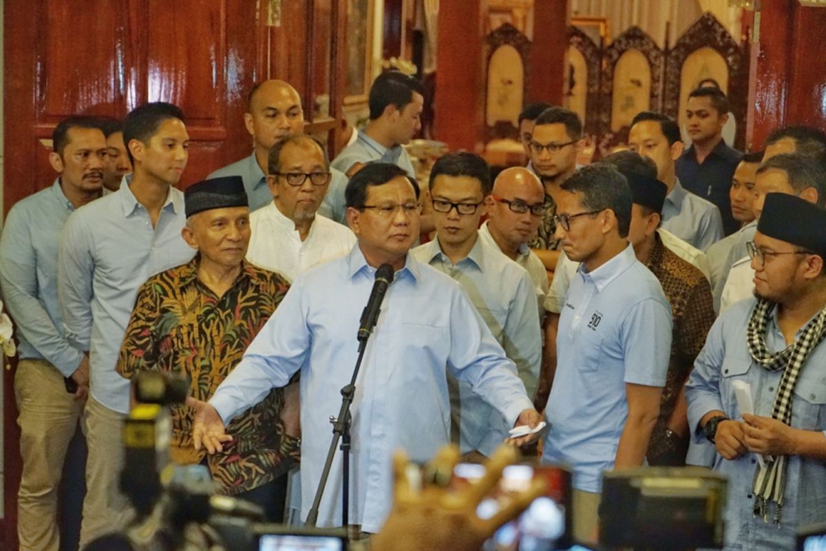 Calon presiden nomor urut 02 Prabowo Subianto saat menggelar konferensi pers terkait kebohongan Ratna Sarumpaet, di kediaman pribadinya, Jalan Kertanegara, Jakarta Selatan, Rabu (3/10/2018) malam. Amien Rais hadir dalam jumpa pers itu.