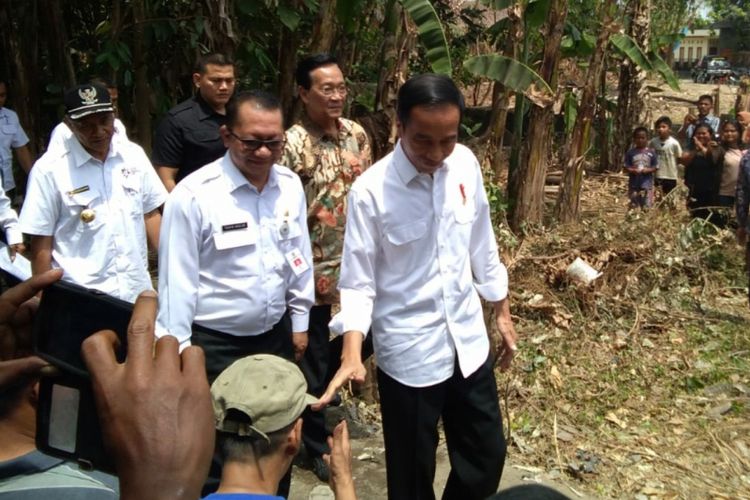 Presiden Joko Widodo saat kunjungan ke Yogyakarta menyempatkan diri mengunjungi proyek dana desa pembangunan saluran irigasi tersier di Desa Sendangtirto, Kecamatan Berbah, Sleman, Rabu (29/8/2018).