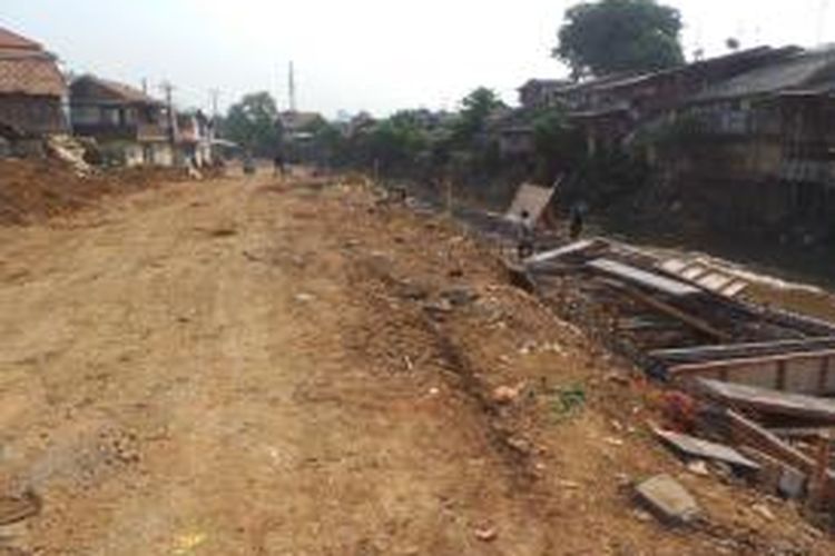 Wajah Kampung Pulo di Jatinegara, Jakarta Timur. Dulunya, tanah yang rata kini itu adalah pemukiman padat penduduk. Kini, proyek normalisasi sedang dikerjakan di sana. Rabu (23/9/2015)