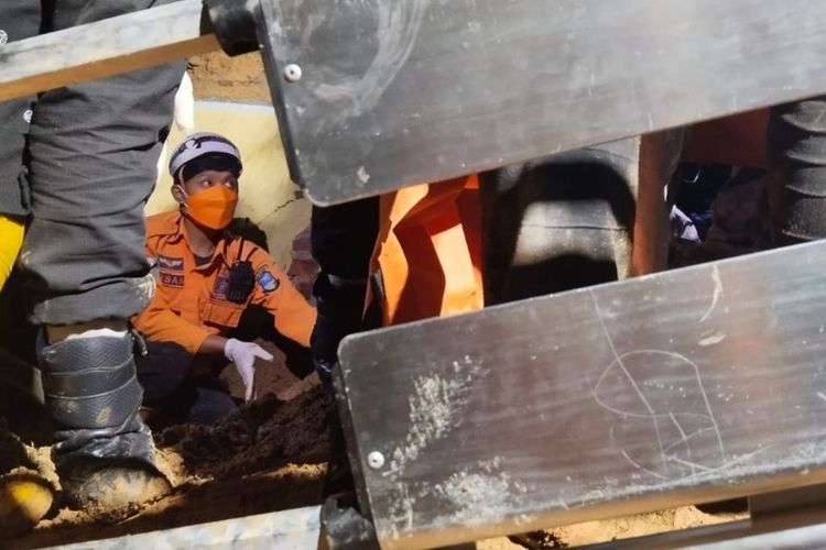 Petugas BPBD sedang mengevakuasi dan membersihkan material longsor yang terjadi di Jalan Bungbulang, Kabupaten Garut, Jawa Barat.