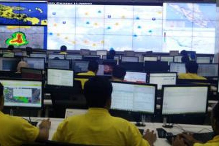 Fasilitas pemantauan performa jaringan Indosat Network Operation Center dibangun di kantor pusat Indosat. 