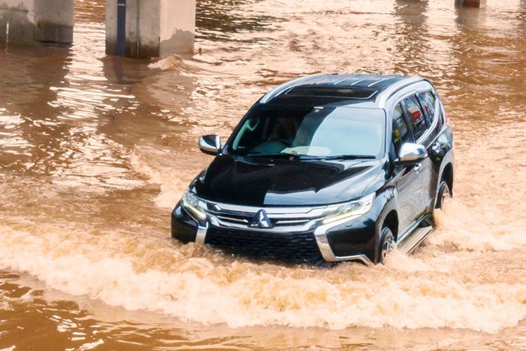 Mobil menerjang banjir