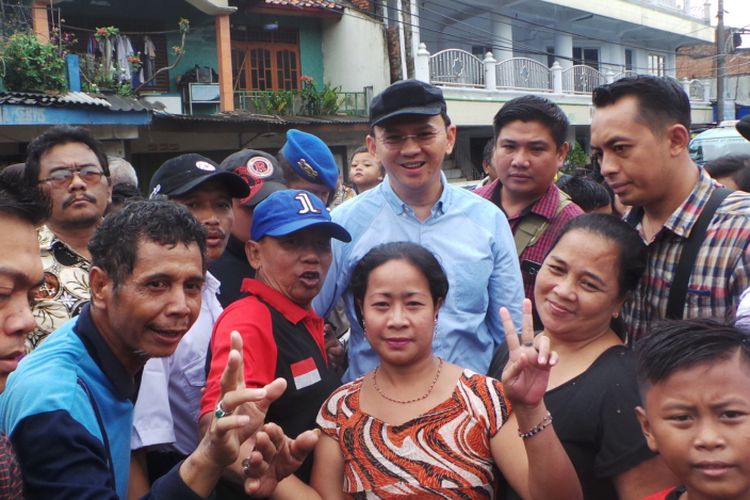 Calon gubernur nomor pemilihan dua DKI Jakarta Basuki Tjahaja Purnama atau Ahok saat berada di Kalibaru, Cilincing, Jakarta Utara, Kamis (23/3/2017). Di sana, Ahok menjenguk warga yang tengah terbaring sakit. 