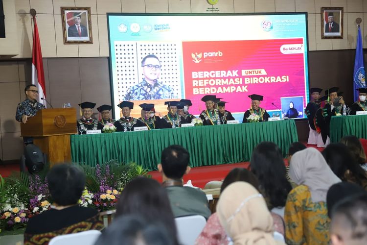 Menteri Pendayagunaan Aparatur Negara dan Reformasi Birokrasi (Menpan RB) Abdullah Azwar Anas dalam Sidang Terbuka Universitas Negeri Jakarta (UNJ) pada pembukaan Dies Natalis ke-59 UNJ bertema Menuju Universitas Kelas Dunia, Jakarta, Selasa (16/5/2023).